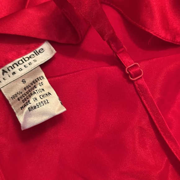 Silky red night gown - Picture 5 of 7